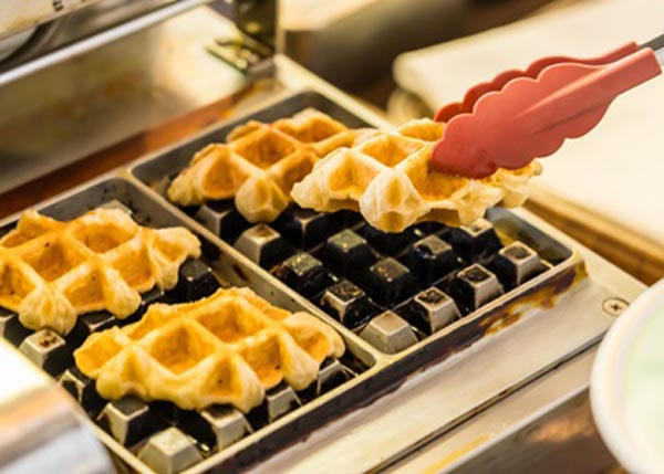 The recommended item is the “Croissant Waffle”! Enjoy it with your favorite toppings.